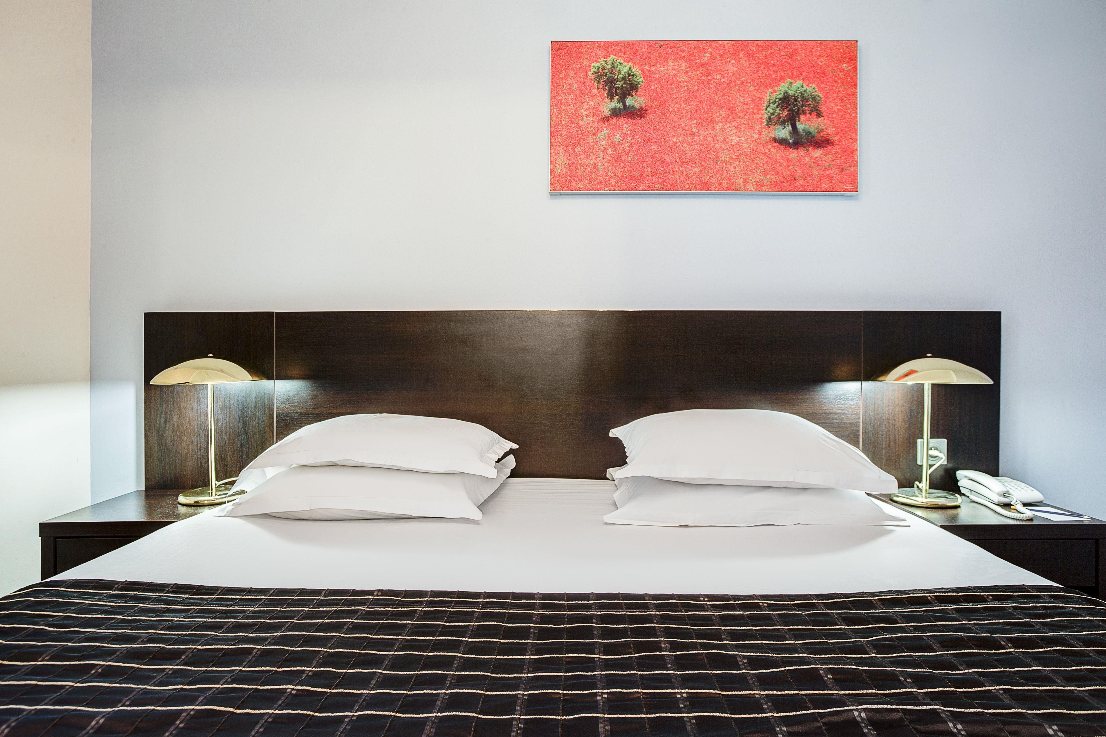 Sowell Hotels Domaine De La Petite Isle Л'Іль-сюр-ла-Сорг Екстер'єр фото