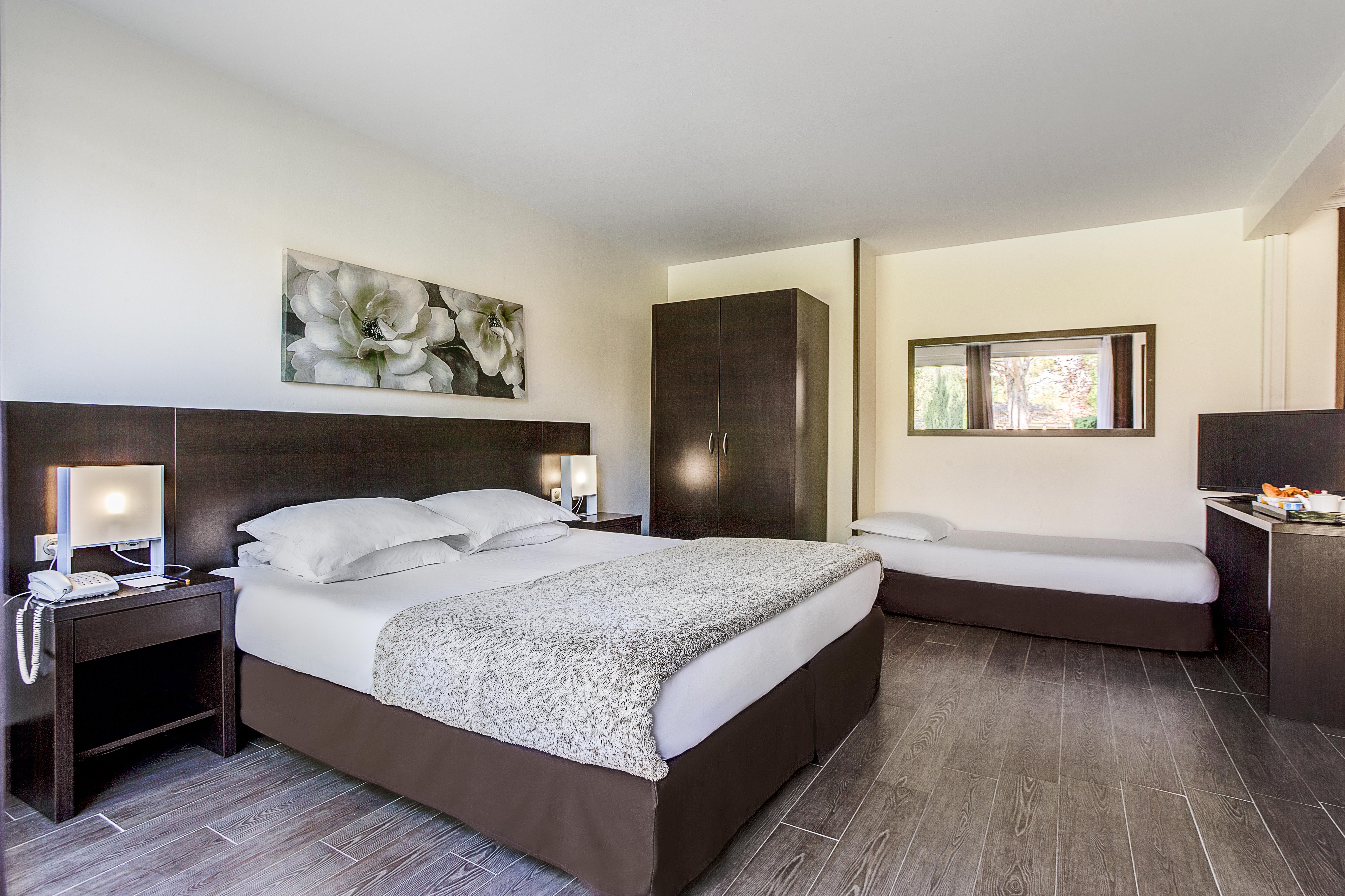 Sowell Hotels Domaine De La Petite Isle Л'Іль-сюр-ла-Сорг Екстер'єр фото