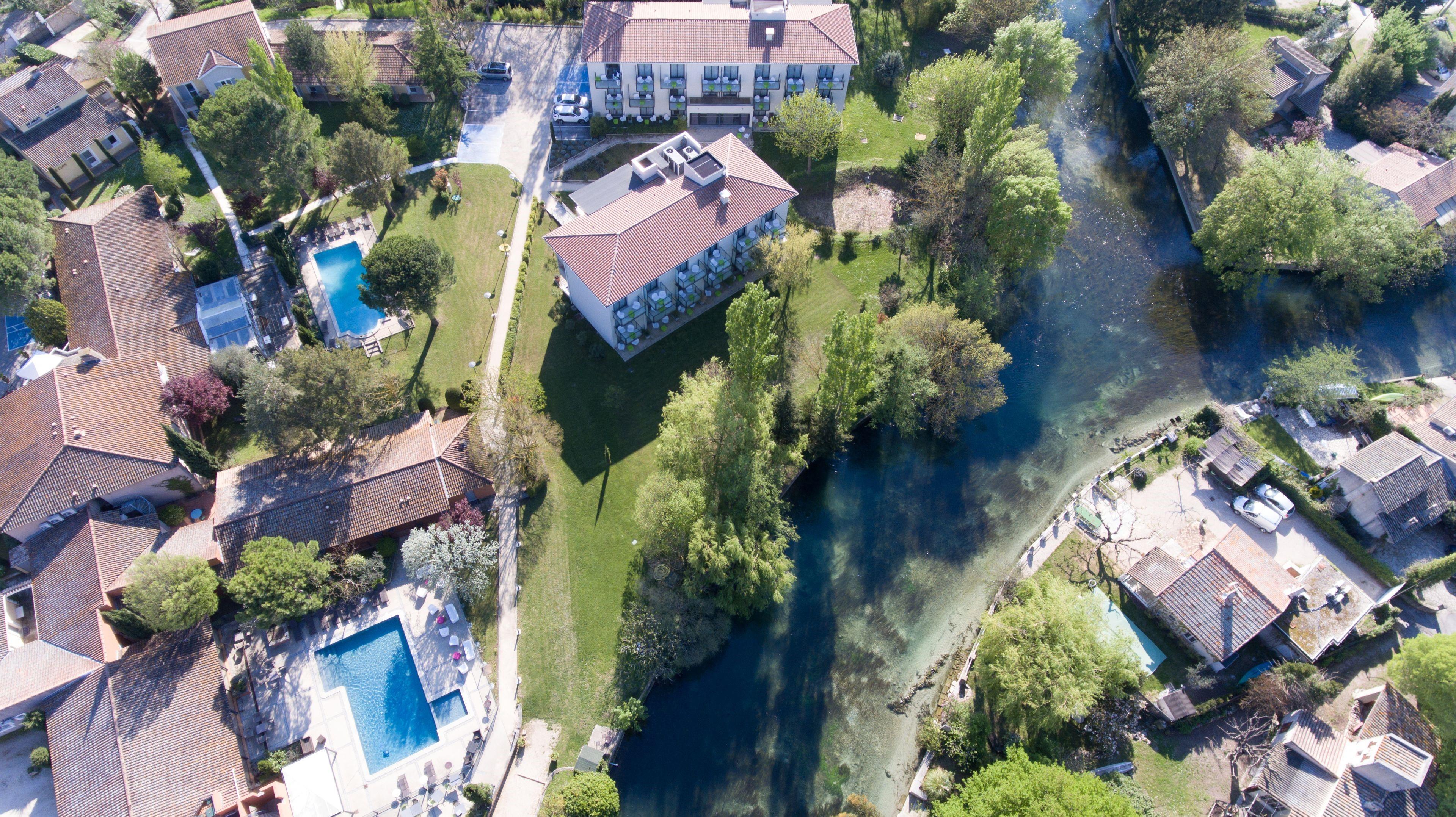 Sowell Hotels Domaine De La Petite Isle Л'Іль-сюр-ла-Сорг Екстер'єр фото