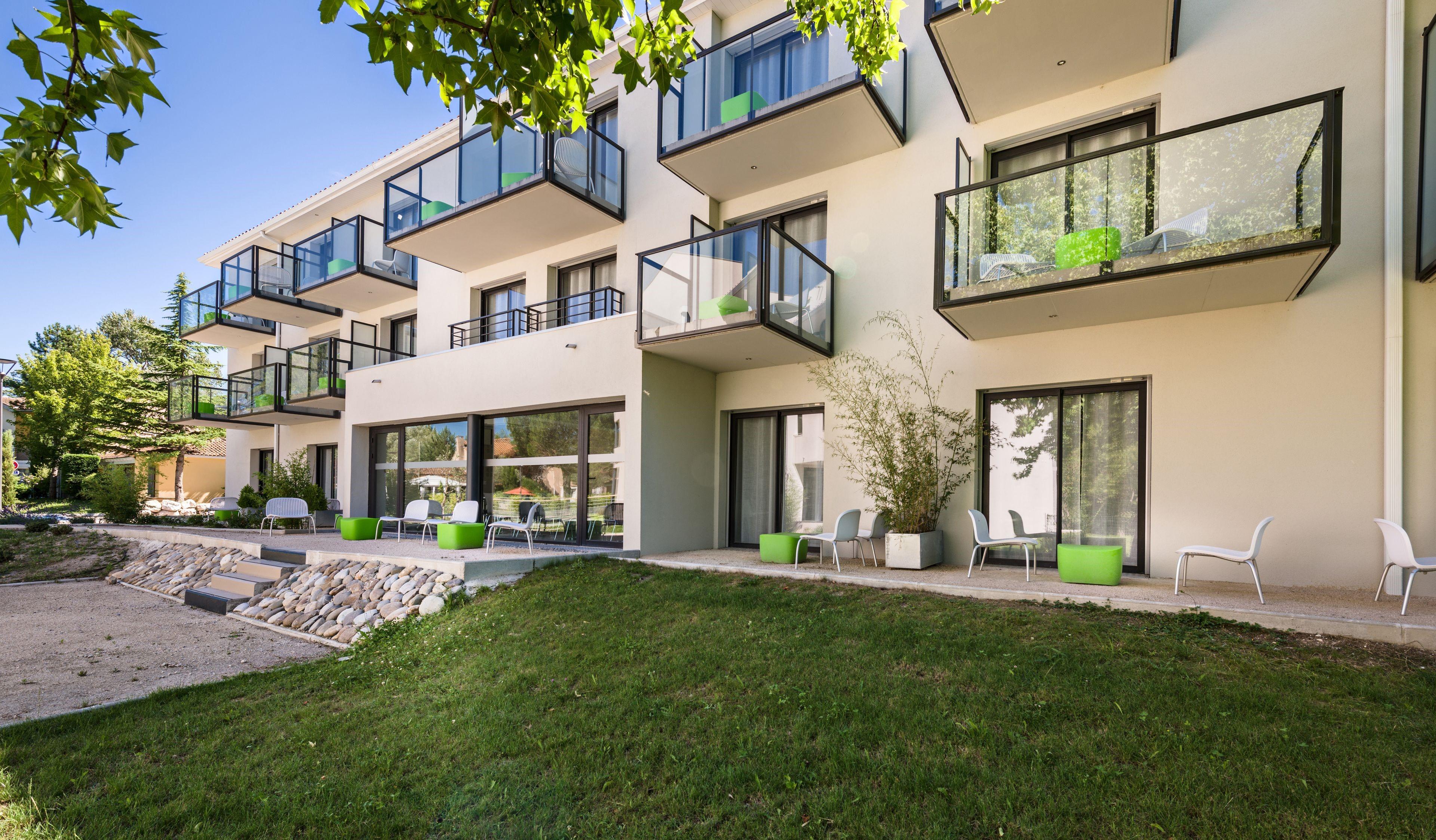 Sowell Hotels Domaine De La Petite Isle Л'Іль-сюр-ла-Сорг Екстер'єр фото