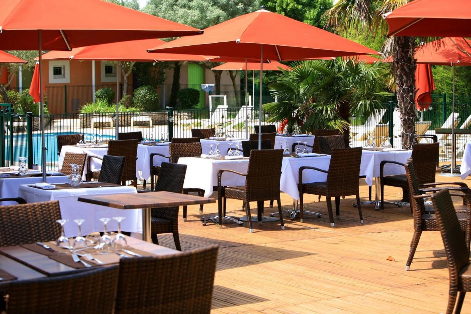 Sowell Hotels Domaine De La Petite Isle Л'Іль-сюр-ла-Сорг Екстер'єр фото