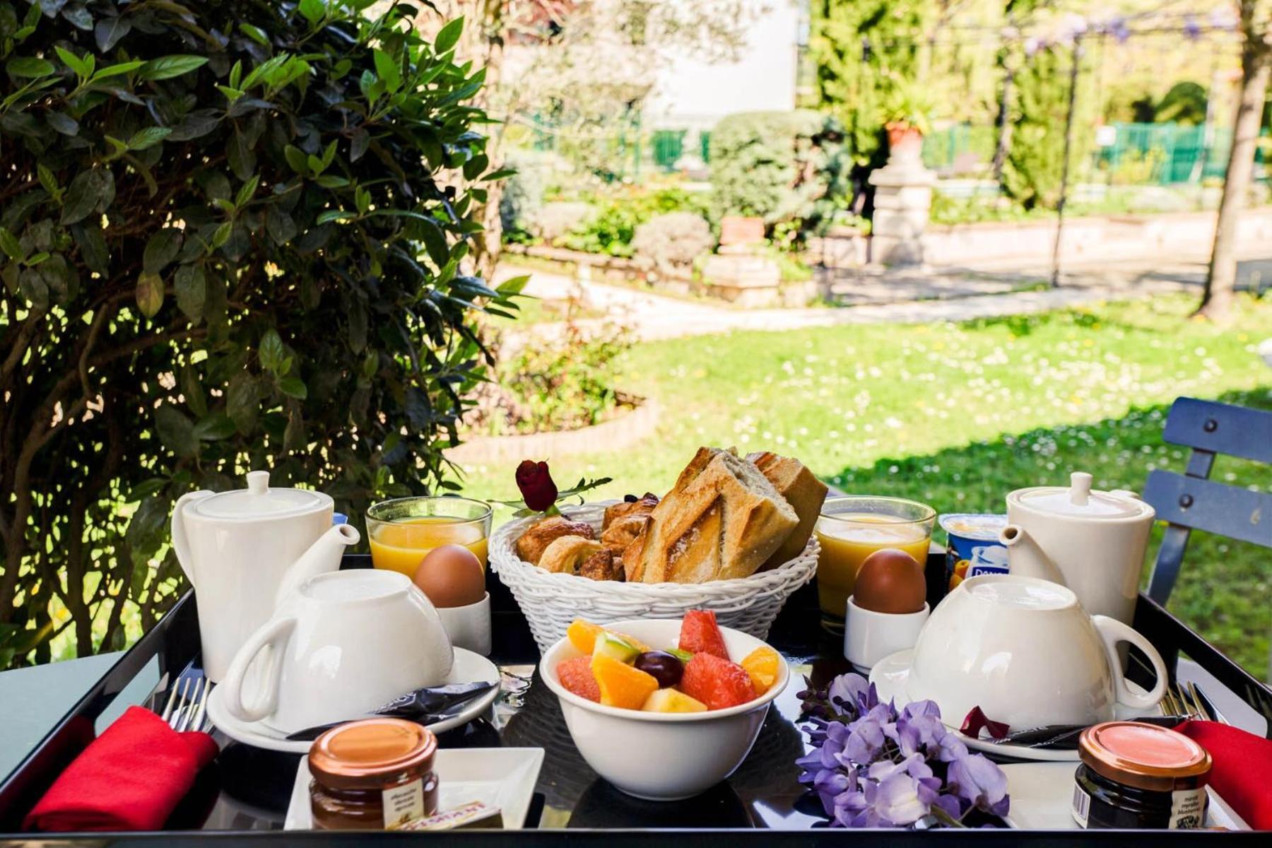 Sowell Hotels Domaine De La Petite Isle Л'Іль-сюр-ла-Сорг Екстер'єр фото