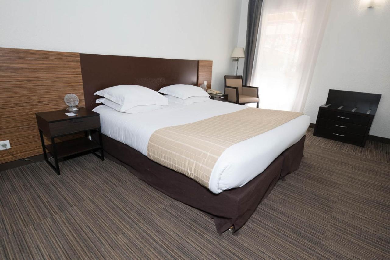 Sowell Hotels Domaine De La Petite Isle Л'Іль-сюр-ла-Сорг Екстер'єр фото